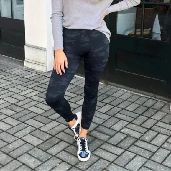 NWT SPANX Look at Me Now Seamless Leggings Sz Small Camo - Picture 1 of 7